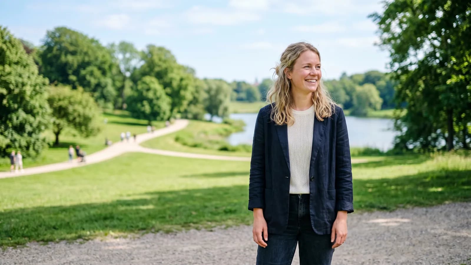 Person uden briller nyder klart syn udendørs i en park
